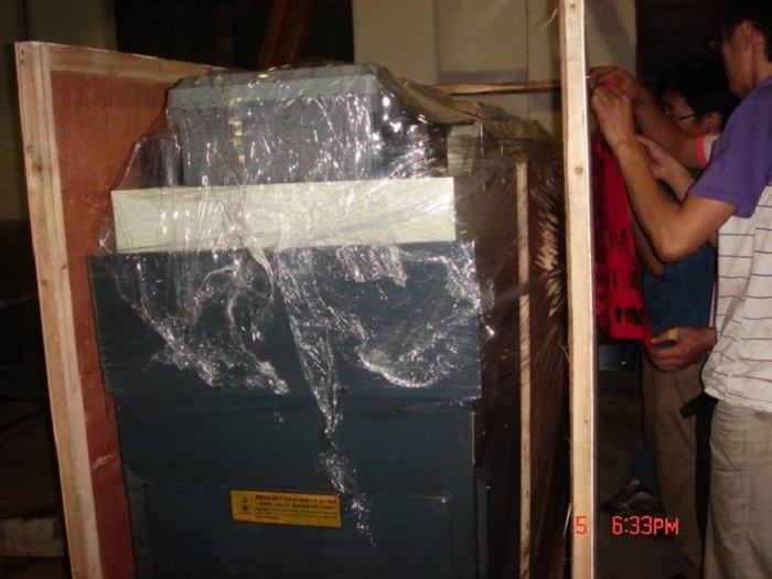 出口泰国的下料机装箱图片